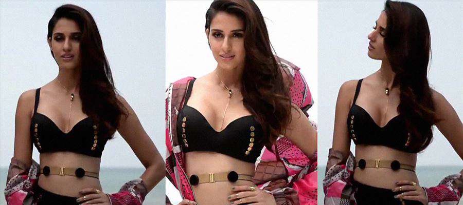 
Only Disha Patani can wear such Sleeveless and 'Tight' dress in Public and give 'Dirty ideas' - Photos in Public inside
